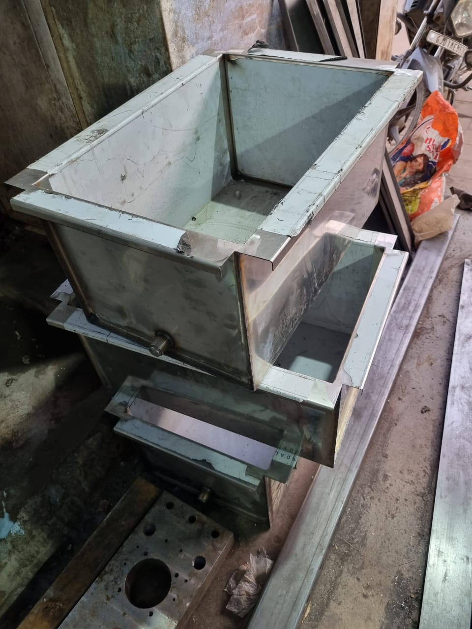 Stainless steel leakage-proof tank